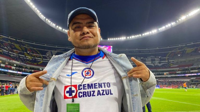 Aczino hizo presencia en el Estadio Azteca para apoyar a Cruz Azul ante Santos