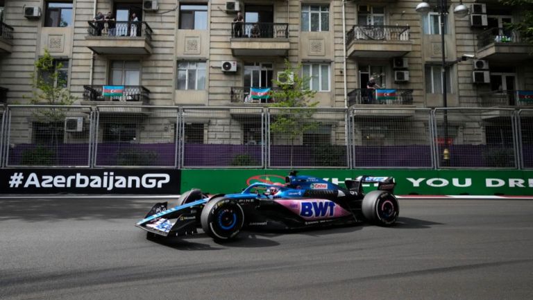 Así lució el auto de Ocon en el circuito de Azerbaiyán