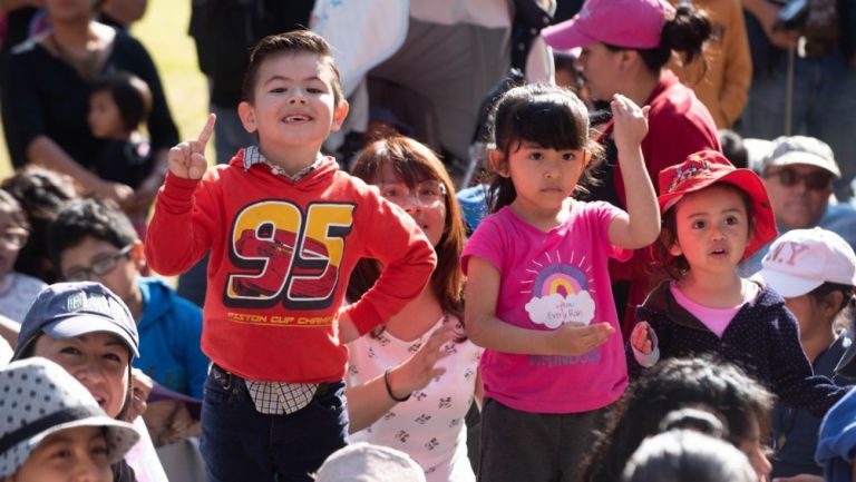 Niños celebrando el 30 de abril