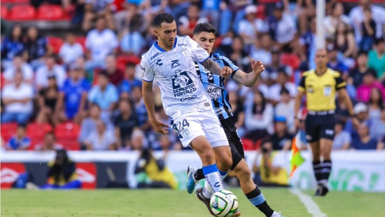 Luis Chávez protege la pelota ante un rival