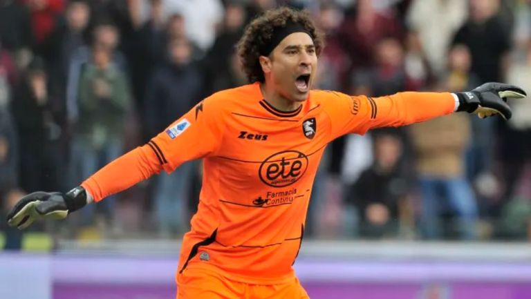 Memo Ochoa, arquero del Salernitana