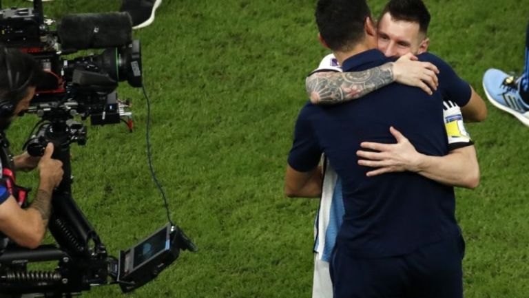 Scaloni y Messi se abrazan tras vencer a Croacia 