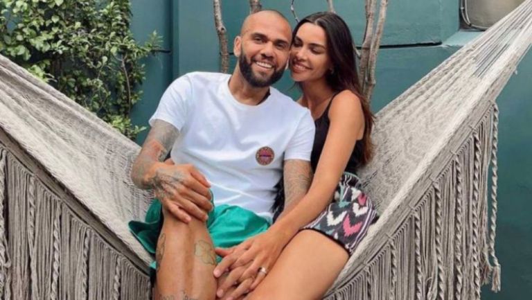 Dani Alves y Joana Sanz en una hamaca