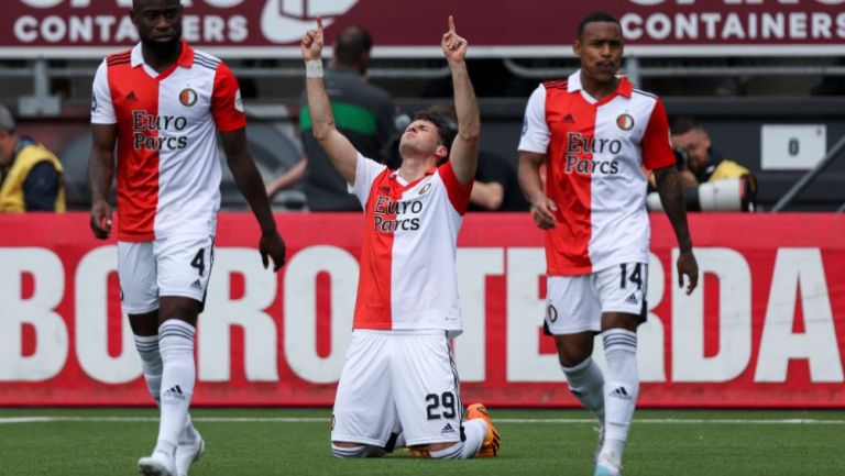 Santiago Giménez celebrando su doblete ante el Excelsior