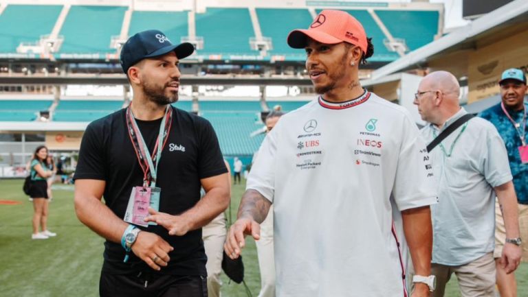 Sergio 'Kun' Agüero y Lewis Hamilton conversan 