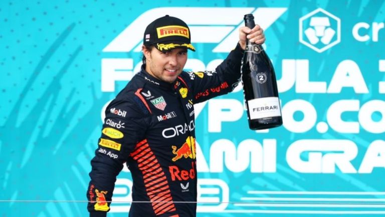 Pérez levanta el trofeo de segundo lugar en Miami