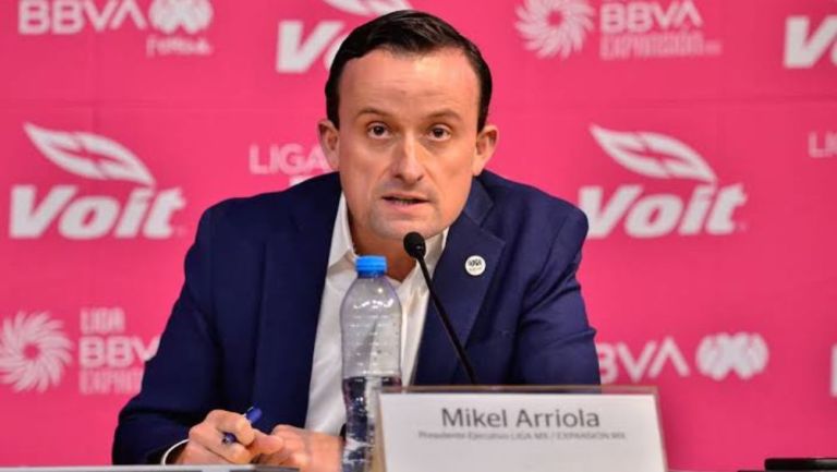 Mikel Arriola en un evento de la Liga MX Femenil