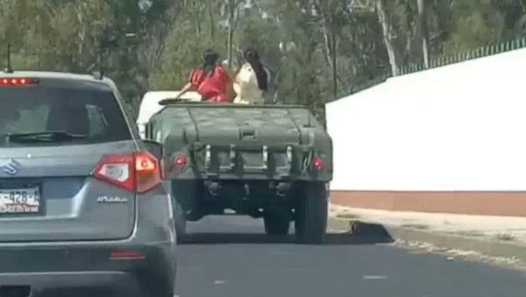 Presuntas quinceañeras utilizando vehículo del ejército mexicano