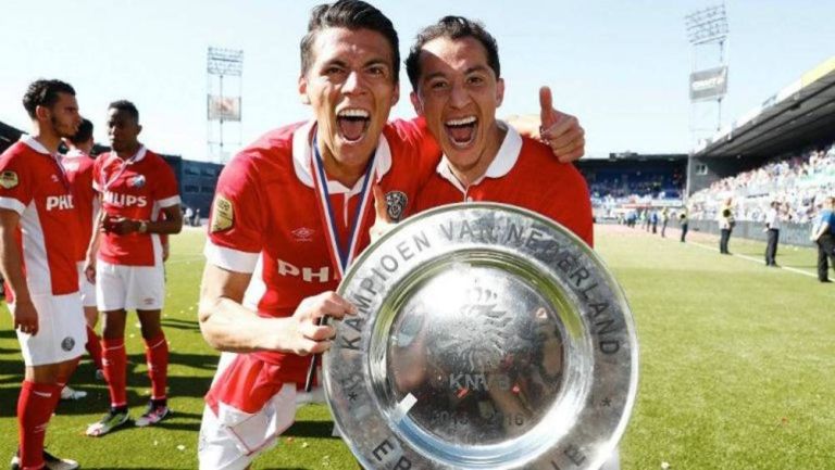 Andrés Guardado y Héctor Moreno celebran el título obtenido con el PSV