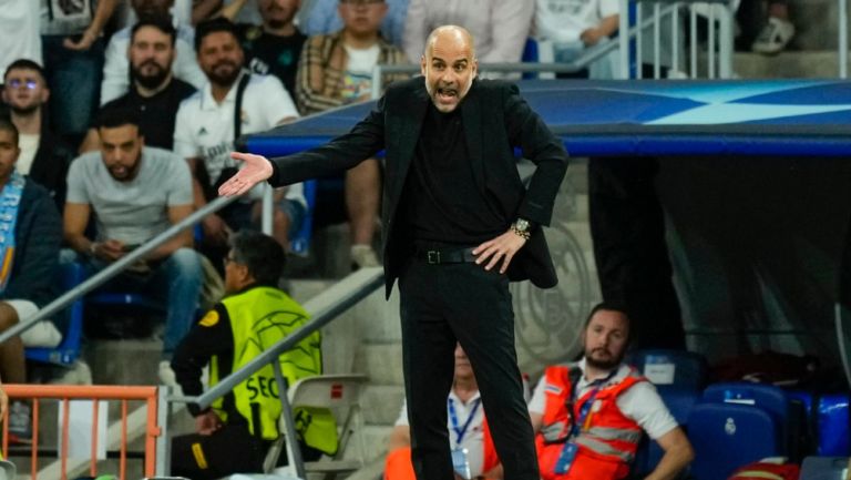 El entrenador le grita a uno de sus jugadores en el Bernabéu