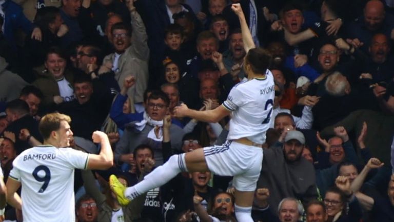 Ayling y la afición del Leeds United en júbilo tras el gol 