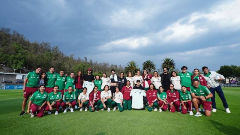 Equipo y cuerpo técnico posan con la banda