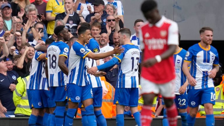 Jugadores y afición de Brighton festejando en Emirates Stadium