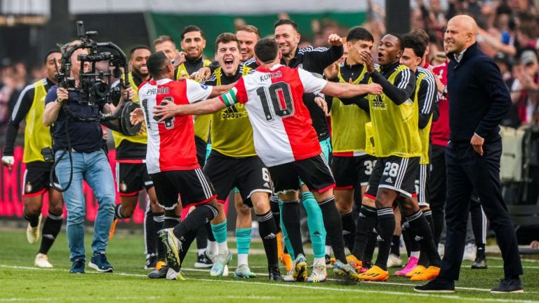 Jugadores del Feyenoord festejando el tercer gol ante el Go Ahead Eagles