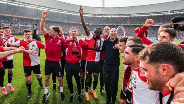 Jugadores del Feyenoord festejan al terminar el partido