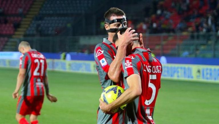 Johan Vásquez en el partido ante el Spezia