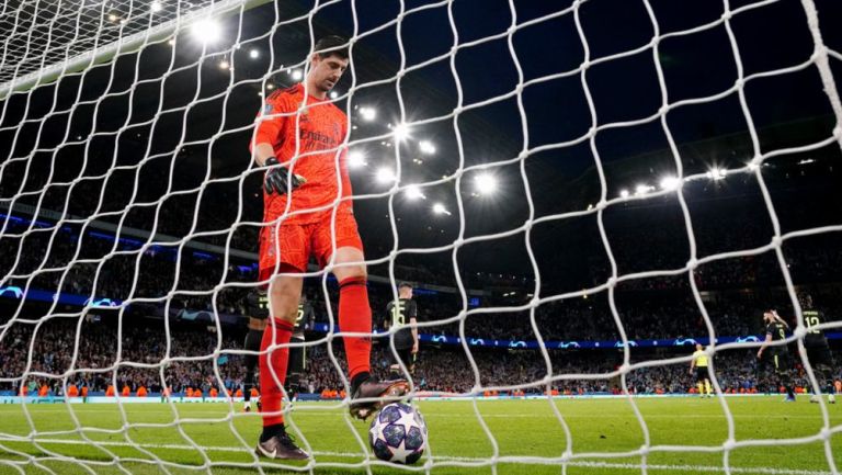 Thibaut Courtois saca el balón de su portería tras un gol