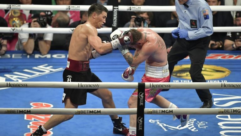 Canelo y Bivol en pleno combate