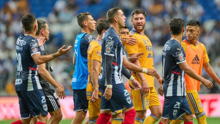 Jugadores de Tigres y Monterrey en el Estadio BBVA