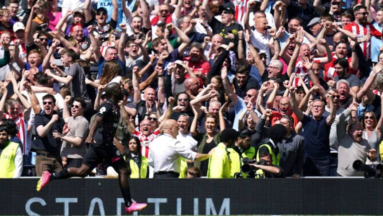 Yoane Wissa festeja el tercer gol para el Brentford