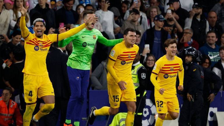 Defensores del Barcelona celebrando el título