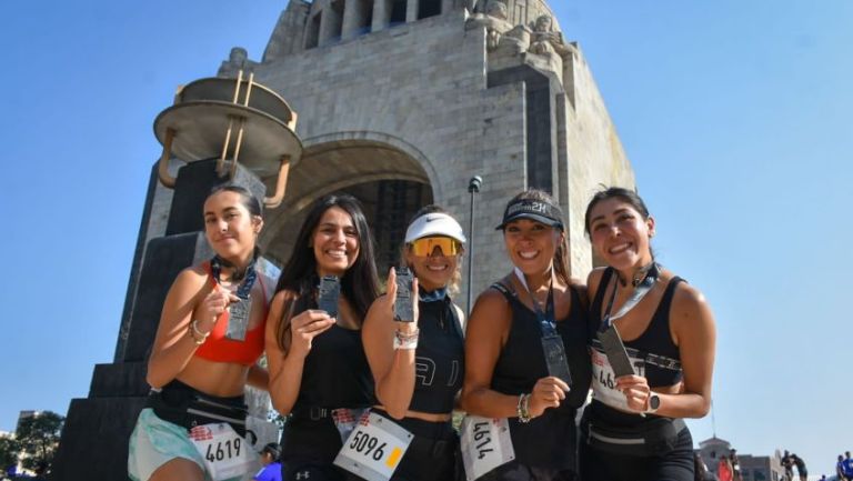 Mujeres corredoras presumen sus medallas 