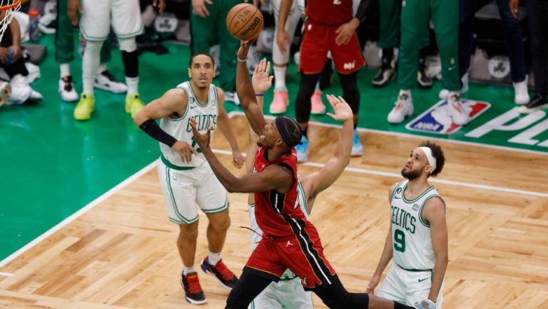 Jimmy Butler busca el canasto ante los Boston Celtics