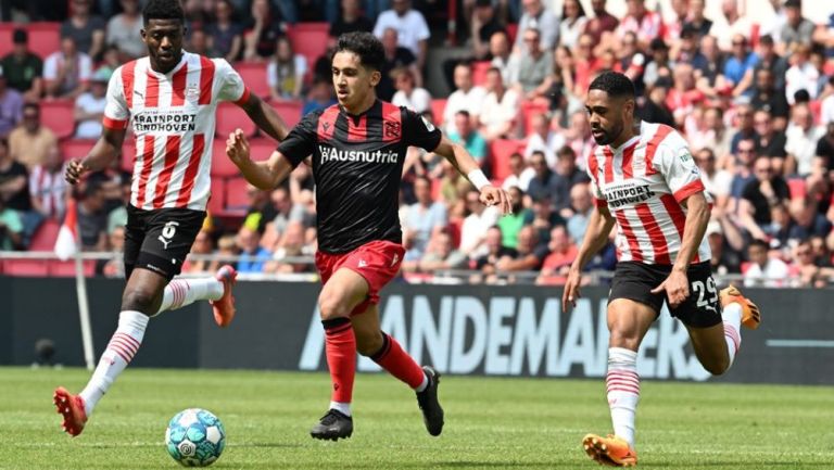 Jugadores del PSV y Heerenveen disputando un balón