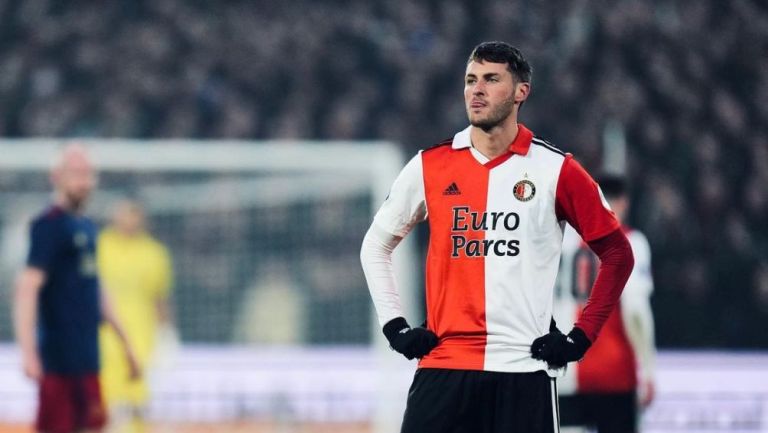 Santiago Giménez en un partido del Feyenoord