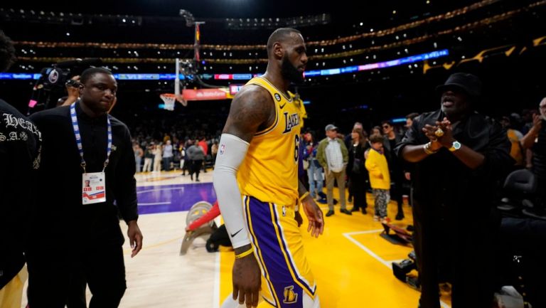 LeBron James considera el retiro de la NBA tras eliminación de los Lakers