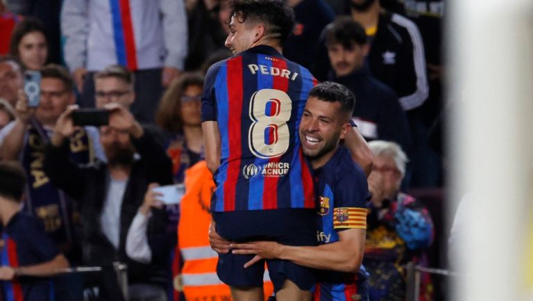 Jordi Alba festeja una anotación con Pedri