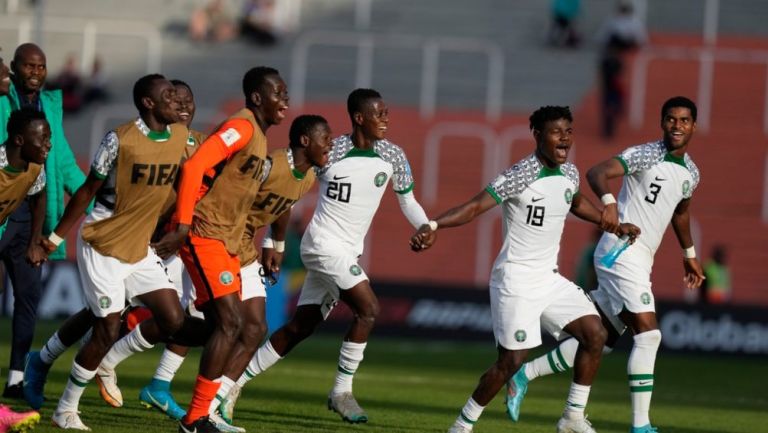 Los seleccionados nigerianos celebran la victoria