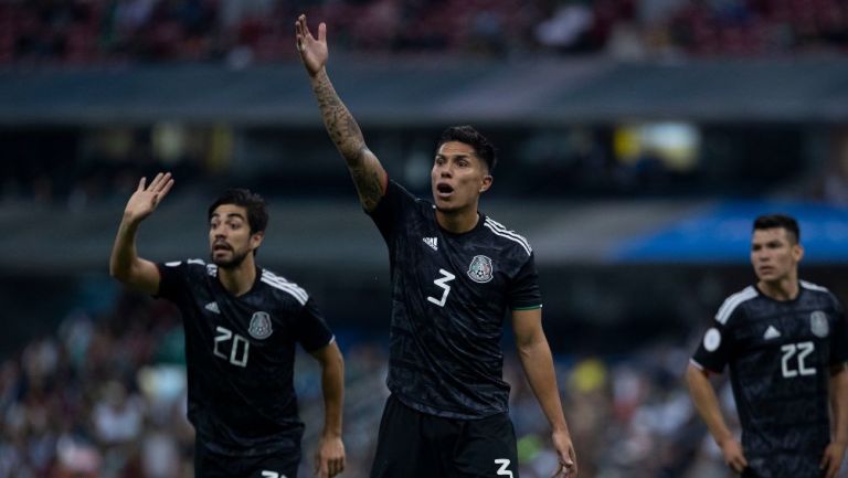 Carlos Salcedo con la Selección Mexicana en el Azteca