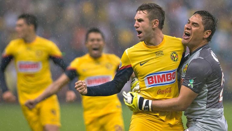 Miguel Layún festejando junto a Moisés Muñoz