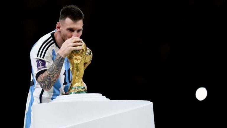Messi besa el trofeo de la Copa del Mundo tras ganar