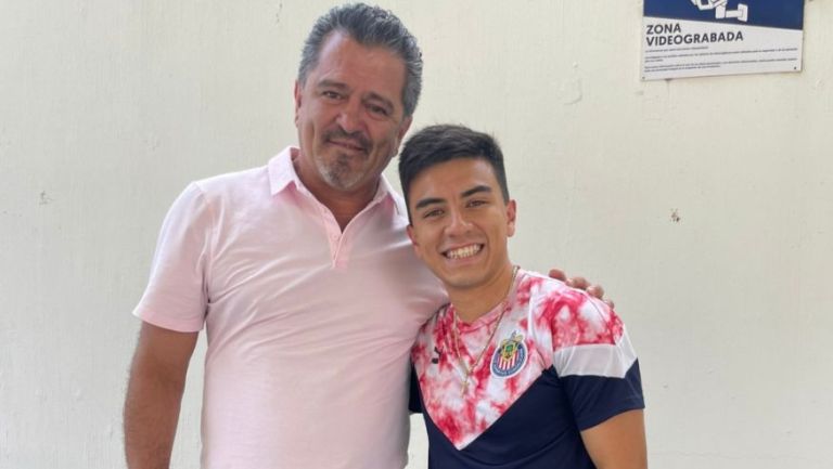 Carlos Hermosillo con Fernando Beltrán en las instalaciones de las Chivas