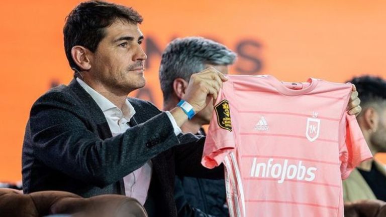 Iker Casillas con el jersey de su equipo de Kings League