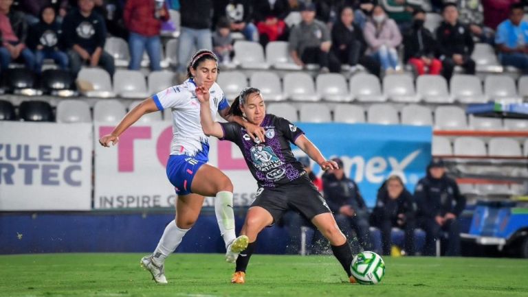 Charlyn Corral y Mariana Cadena disputando un balón