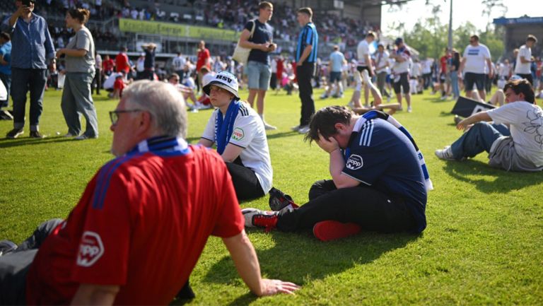 Afición del Hamburgo celebraba ascenso a Bundesliga, pero el Heidenheim arrebató el sitio