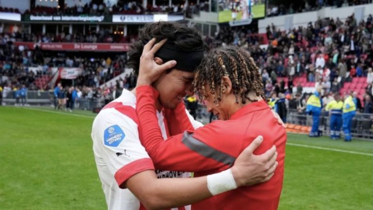 Xavi Simmons y Erick Gutiérrez durante un encuentro con el PSV