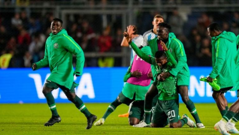 Nigeria celebra su victoria 2-0 sobre Argentina