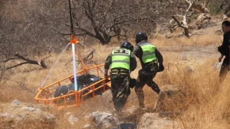 Momento en que rescatan un cuerpo de desaparecidos en Zapopan