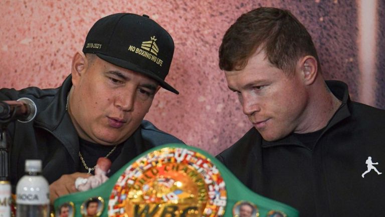 Eddy Reynoso junto a Canelo Álvarez