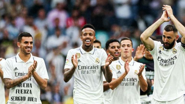 Jugadores del Real Madrid celebrando a Karim Benzemá