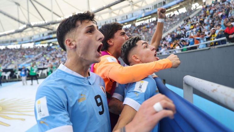 Jugadores uruguayos celebrando el gol ante Israel