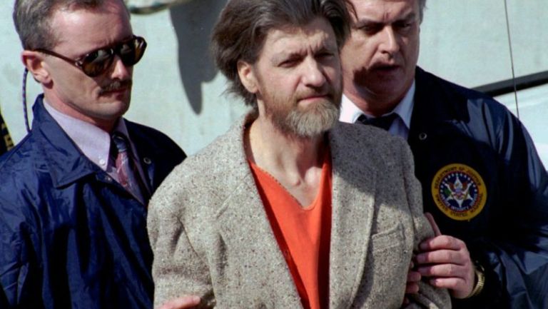 Ted Kaczynski es escoltado hacia un juzgado