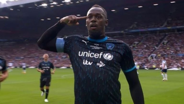 ¡QUÉ DEFINICIÓN! Usain Bolt mete gol en Old Trafford en juego benéfico