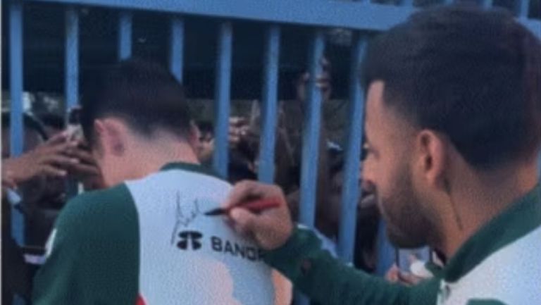 Vega firmando la playera de Israel Reyes