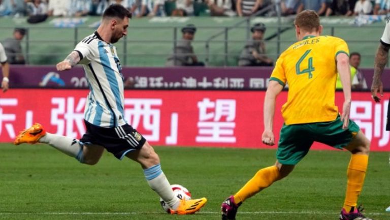 Messi anota gol en el partido contra Australia