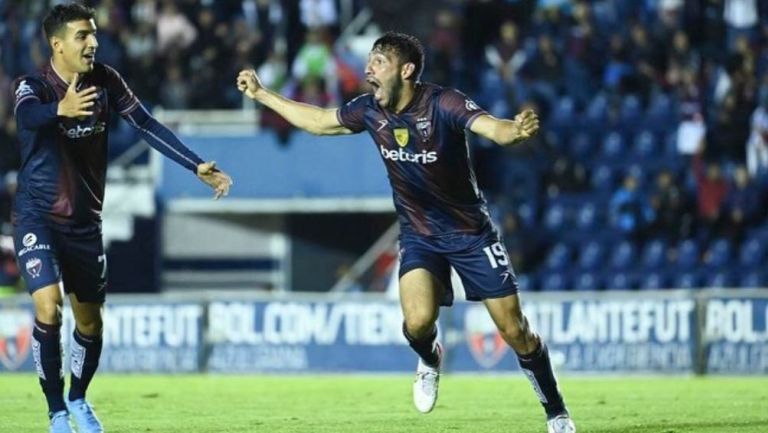 Antonio Portales luego de anotar con Atlante